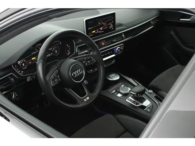 Audi A4 Avant 40 TFSI 190pk Sport S line black edition Trekhaak 360Camera Panoramadak Stoelverwarmin...