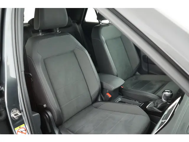 Volkswagen T-Roc 1.5 TSI 150pk R-Line Trekhaak Camera Stoelverwarming + Massage Virtual Cockpit Navi...
