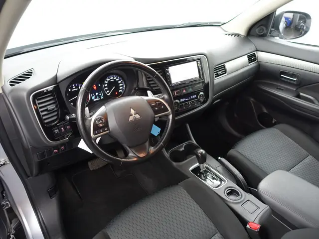 Mitsubishi Outlander 2.0 150Pk Intense Aut- Navi, Clima, Trekhaak, Cruise, Park Assist, Bluetooth Mu...