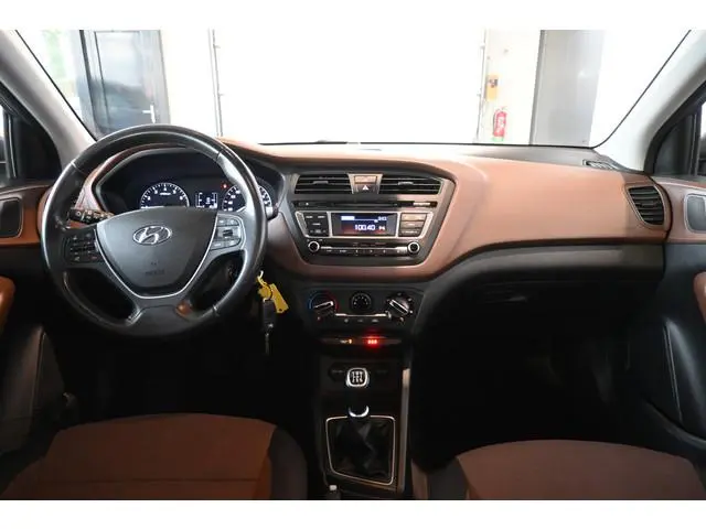 Hyundai i20 1.2 HP i-Motion Nap! Airco Cruise control Trekhaak Rijklaarprijs Inruil Mogelijk!