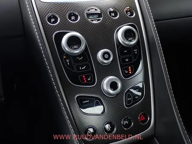 Aston Martin V12 Vanquish