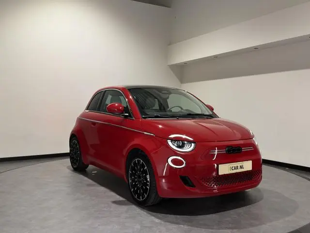 Fiat 500 La Prima 42 kWh | Panorama dak | Apple carplay  / Android auto | JBL! premium audio |