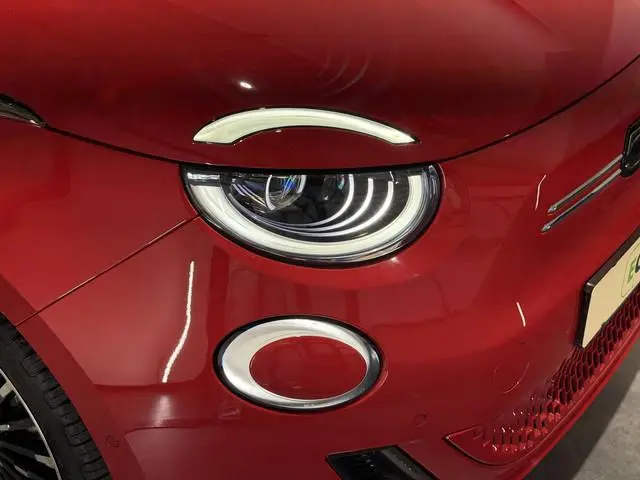 Fiat 500 La Prima 42 kWh | Panorama dak | Apple carplay  / Android auto | JBL! premium audio |
