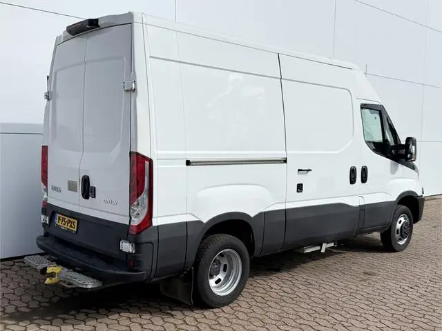 Iveco Daily 35C14 2.3 L2H2 Dubbellucht Airco Cruise control Camera Trekhaak 3,5t Inbouw lucht geveer...