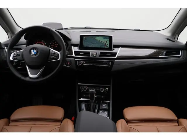 BMW 2-serie Active Tourer 220i Luxury Leer, Memory, LED, Camera, Trekhaak, Navigatie, PDC