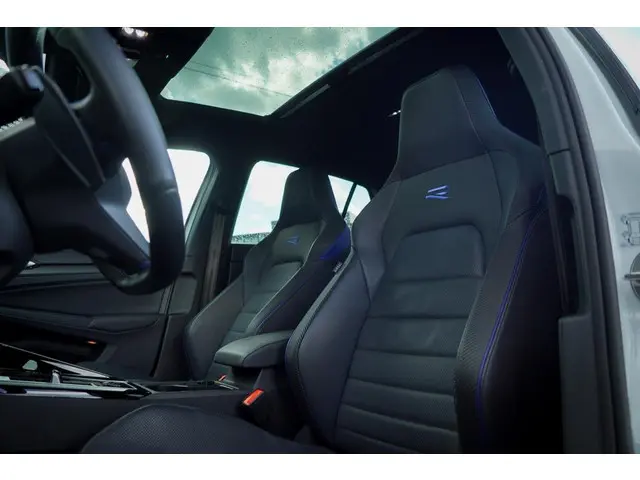 Volkswagen Golf 2.0 TSI R 4Motion / Pano / Akrapovic / DCC / Stoelklima