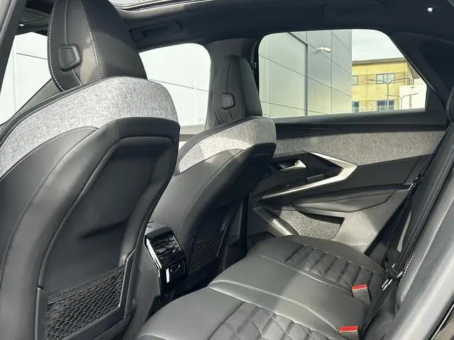 Peugeot e-3008