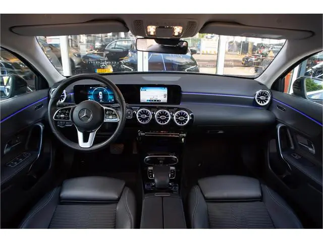 Mercedes-Benz A-Klasse 180 Business Solution AMG Ambient Cruise Navigatie Camera Sportstoelen Leer L...
