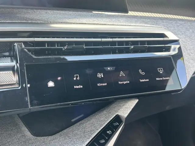Peugeot e-5008