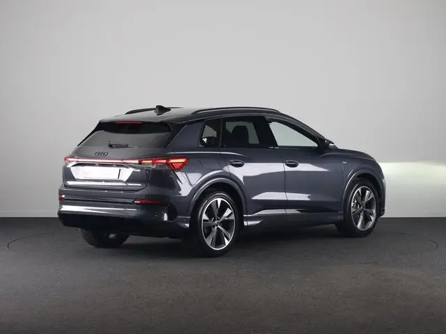 Audi Q4 e-tron S edition 82 kWh 286 pk | Techniekpakket plus | Winterpakket | Trekhaak | Optiekpakke...