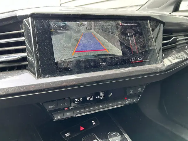 Audi Q4 e-tron 40 Launch edition 204pk S Competition 77 kWh Camera Stoelverwarming Navigatie