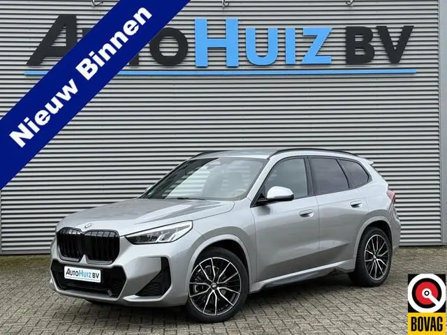 BMW X1 sDrive20i M Sport Trekhaak LED Carplay Achteruitrijcamera PDC Trekhaak 1800 KG Trekgewicht 19...