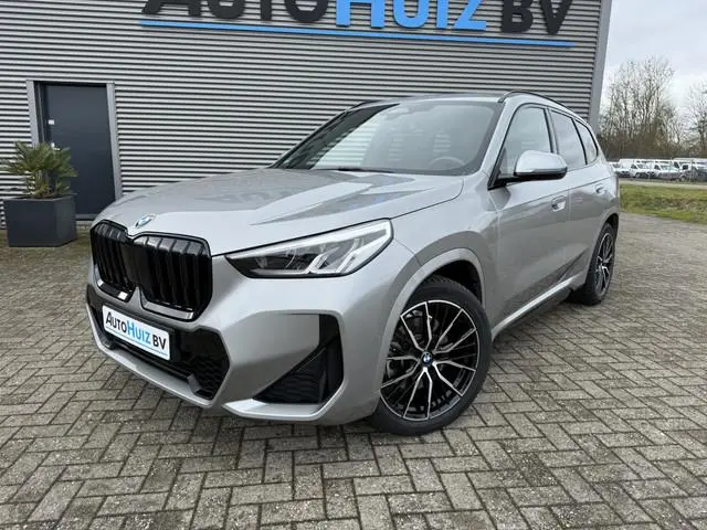 BMW X1 sDrive20i M Sport Trekhaak LED Carplay Achteruitrijcamera PDC Trekhaak 1800 KG Trekgewicht 19...