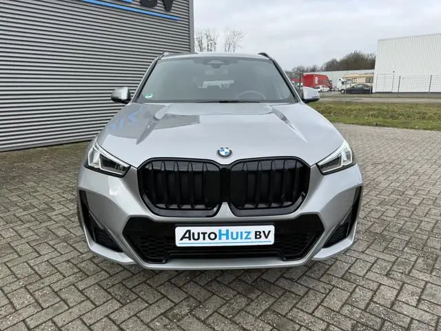 BMW X1 sDrive20i M Sport Trekhaak LED Carplay Achteruitrijcamera PDC Trekhaak 1800 KG Trekgewicht 19...
