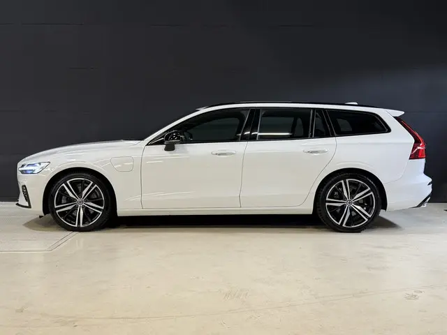 Volvo V60 2.0 T8 Recharge AWD R-Design | Elektr. trekhaak | Camera | Stoel/stuurverwarming | Carplay...