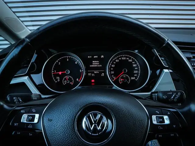 Volkswagen Touran 1.6 TDI SCR Connected Series 7p Clima | Cruise | Navi | Panoramadak | Trekhaak | P...