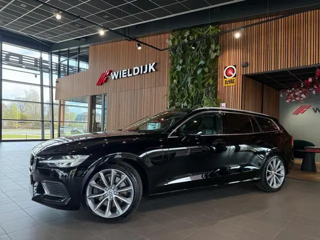 Volvo V60 2.0 T8 Recharge AWD R-Design Panorama schuif trekhaak elektrisch