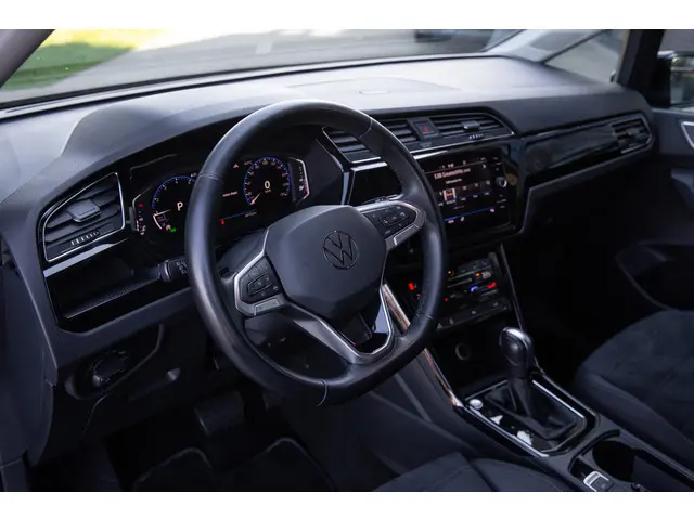 Volkswagen Touran 1.5 TSI Highline 7p , Adap. cruise, Trekhaak, Carplay, Stoel/stuurverwarming,