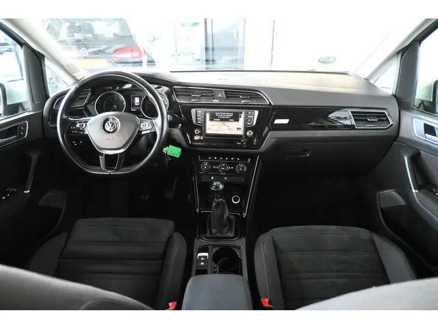 Volkswagen Touran 1.2 TSI Highline 7 Persoons StoelMassage/verwarming  Navigatie Goed Onderhouden! I...