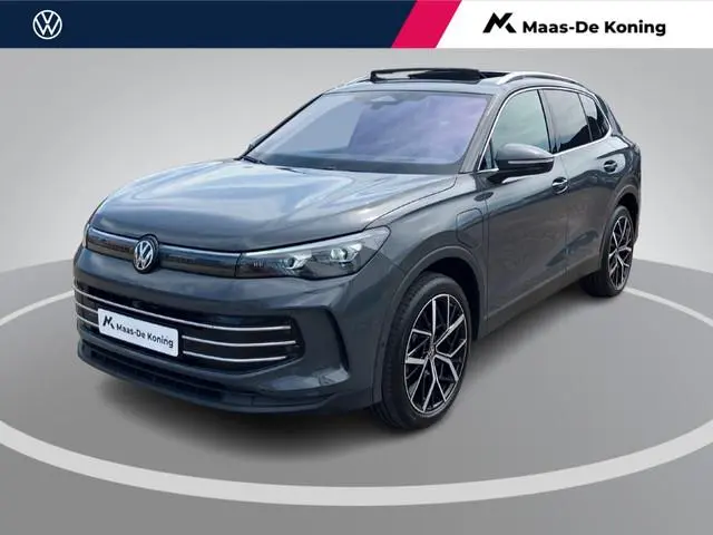 Volkswagen Tiguan 1.5eTSI 150kW/204PK DSG Elegance · Panoramadak · Trekhaak · 360°Camera + Parkeerse...