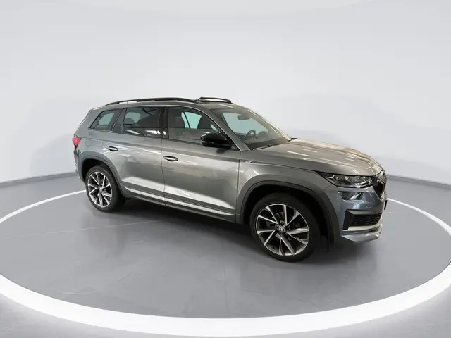 Skoda Kodiaq 1.5 TSI 150pk DSG Sportline Business · Panoramadak · Camera · Matrix LED · Inklap. Trek...