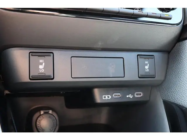 Toyota Yaris 1.5 Hybrid 130 Executive, Inruilpremie €2.000,- Stuur & Stoel verarming, BSM, Leder, Ca...