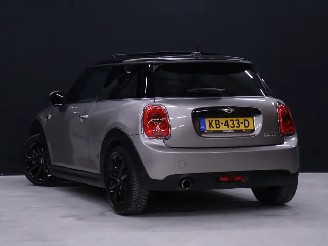 MINI Mini 1.5 Cooper Chili Serious Business JCW [SCHUIFDAK, HARMAN/KARDON, HEAD-UP, STOELVERWARMING,...