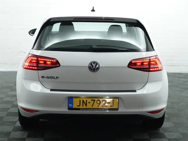 Volkswagen e-Golf Highline Aut- Xenon Led, Carplay, Navigatie, Clima, Dynamic Select, Cruise