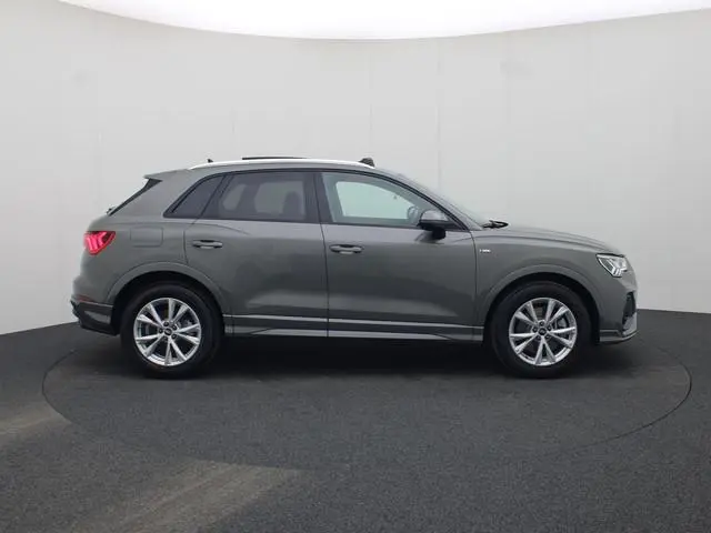 Audi Q3 45 TFSIe 180kW/245PK S Line · Panoramadak · Apple/Android Car Play · Camera + Parkeersensore...
