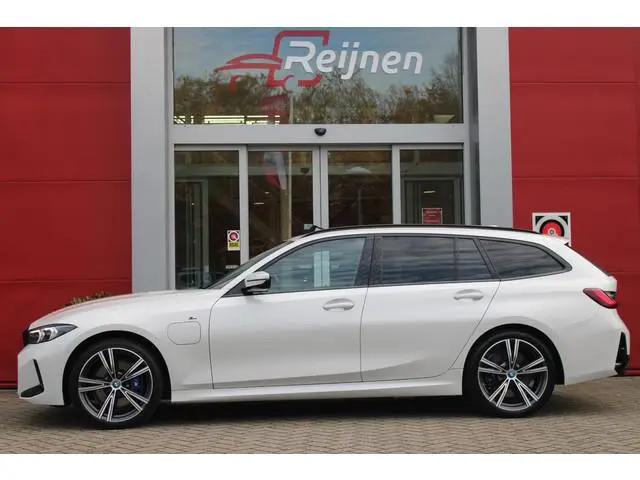 BMW 3-Serie Touring 330e 292PK M-SPORT | PANORAMISCH SCHUIF/KANTEL DAK | M-SPORT PRO-PAKKET | M-SPOR...