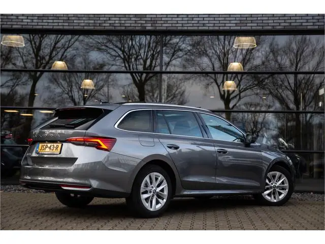 ŠKODA Octavia Combi 1.5 TSI MHEV  Business Edition , Panoramadak, Stuur/stoelverwarming, 