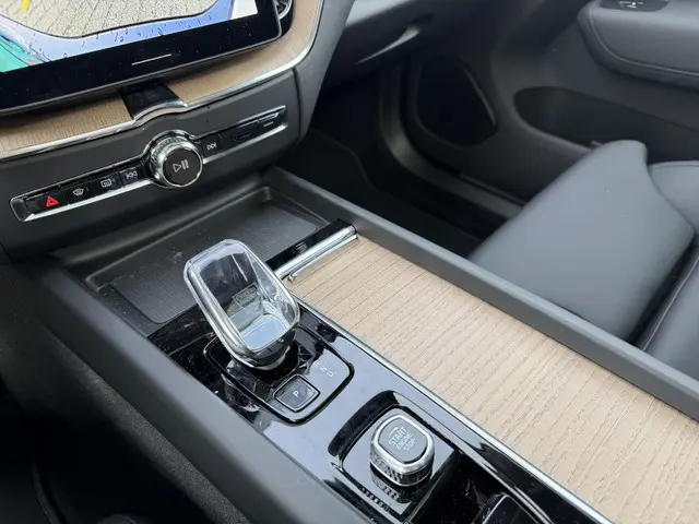 Volvo XC60 2.0 T6 Plug-in hybrid AWD Ultra Bright Luchtvering l Trekhaak l 360