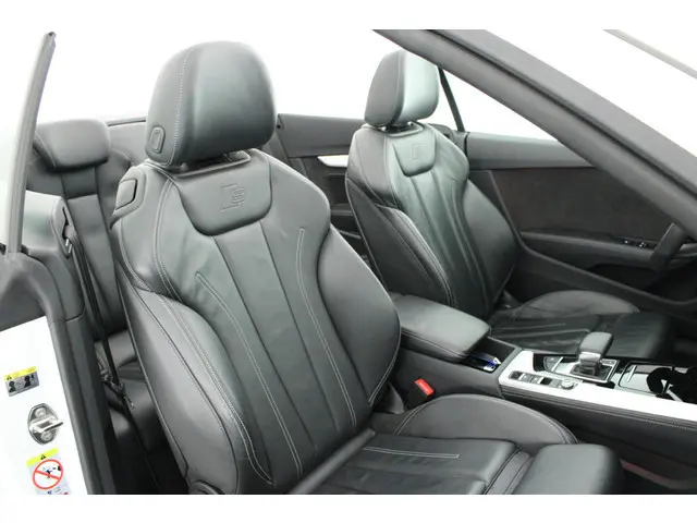 Audi A5 Cabriolet 35 TFSI 150pk S edition Nekverwarming Stoelverwarming Leder Virtual Cockpit Matrix...