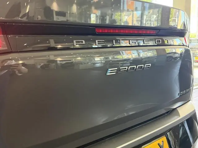 Peugeot e-3008