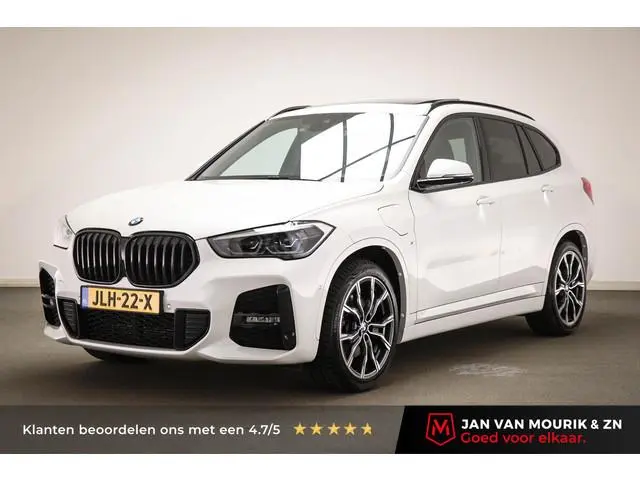 BMW X1 xDrive25e | PANORAMADAK | STOELVERWARMING | DAB | APPLE | CAMERA | 19"