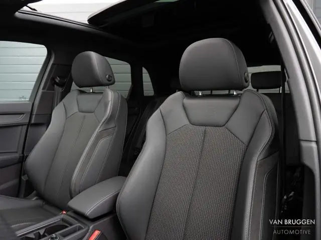 Audi Q3 45 TFSI e S-Line Pano Trekhaak BTW Keyless 20" CarPlay