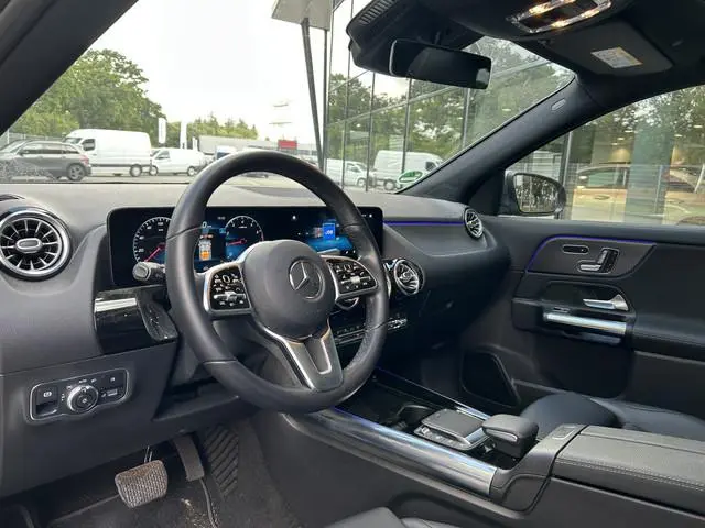 Mercedes-Benz GLA 200 Luxury // Panorama dak // Distronic // Memory Stoelen // MultiBeam LED // Rija...