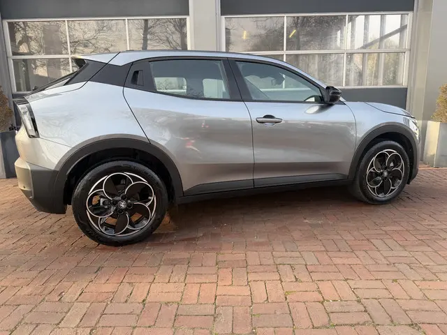 Alfa Romeo Junior Elettrica Speciale 54 kWh | ACC | Clima | LED  05-2025 10.537 KM