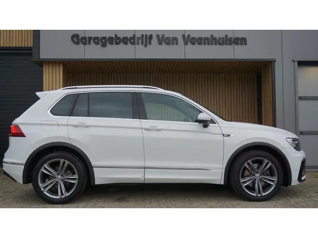 Volkswagen Tiguan 2.0 TSI 180pk DSG 4Motion 2x R-Line Virtual Cockpit Trekhaak 19inch LM ACC *NL Aut...