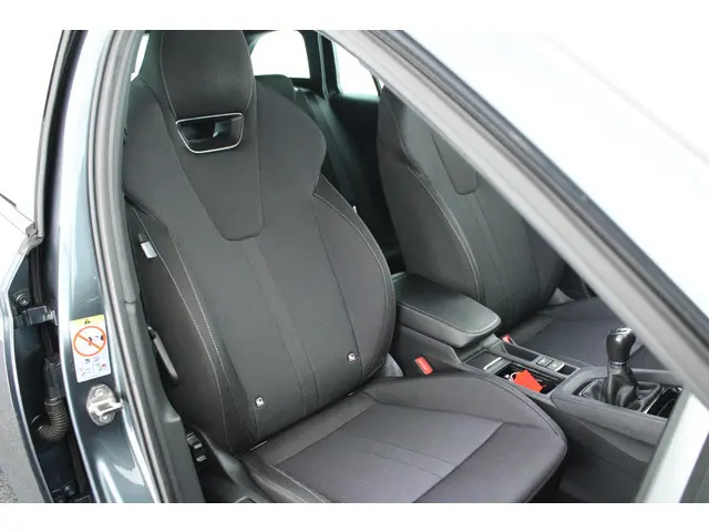 Skoda Octavia Combi 1.0 TSI 110pk Sport Business Trekhaak Camera ACC Navigatie