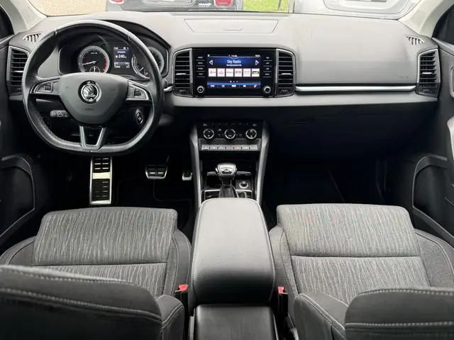 ŠKODA Karoq 1.5 TSI ACT Ambition Business ✅ CarPlay ✅ Elec.Trekhaak ✅ Climate  ✅ Stoelverwarming...