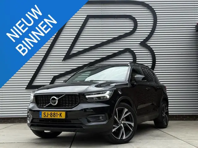 Volvo XC40 2.0 T5 AWD R-Design Intro Edition 1e Eigenaar|Pano|H&K|Camera|Trekhaak|Adap Cruise|Stuur+...