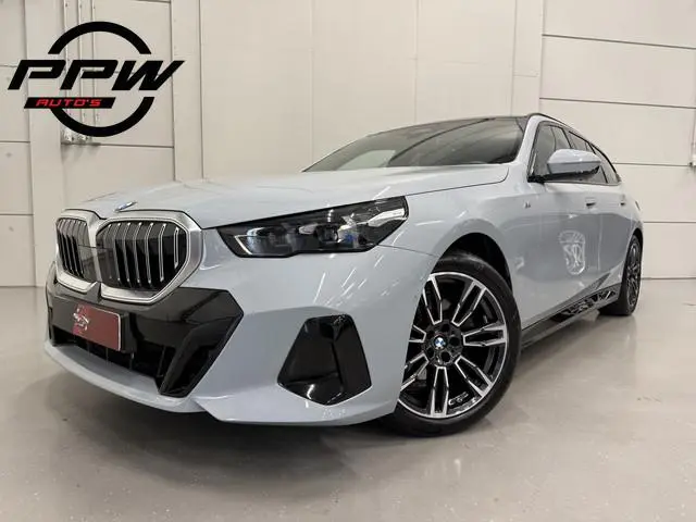 BMW 5-serie Touring 520i M-Sport PANO/TREKHAAK/ICONIC/H&K/HEAD-UP/360CAMERA/VENTILATIE//DRIVING ASS....