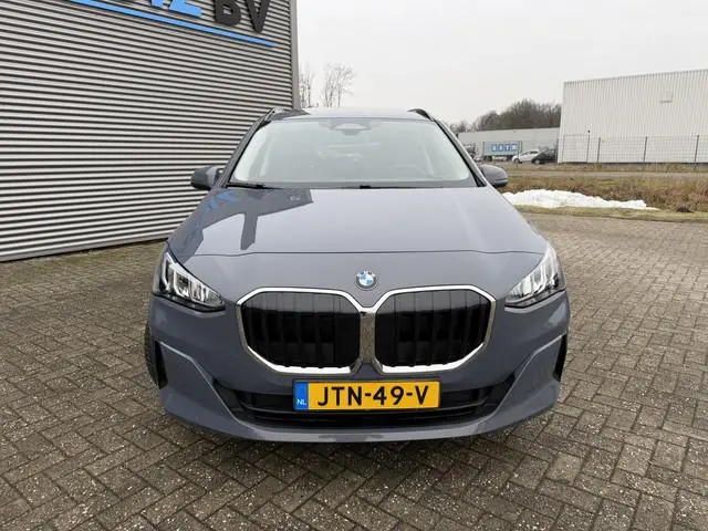 BMW 2-serie Active Tourer 218i Trekhaak Panoramadak Stuurwielverwarming Stoelverwarming LED Achterui...