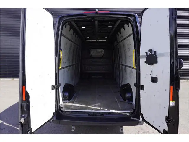 Volkswagen Crafter 35 180pk Automaat L4H3/L3H2 Parkeersensoren Camera 2-zits Apple Carplay