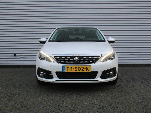 Peugeot 308 1.2 PureTech Allure | Panoramadak | 17” LM | Parkeersensor v+a | Navi | Cruise | Clima |...