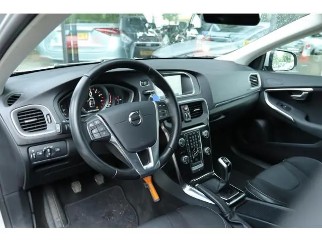 VOLVO V40 2.0 T3 MOMENTUM | STANDKACHEL | TREKHAAK | LED | STOELVERW. | NAVI