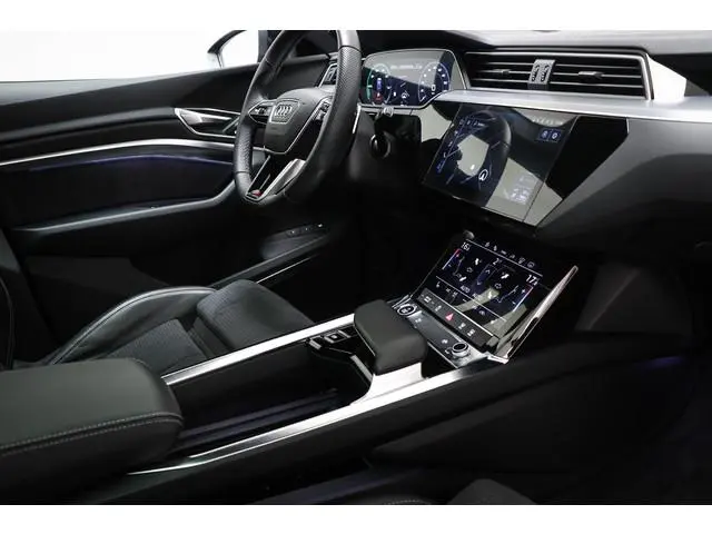 Audi e-tron 55 quattro S edition 95 kWh | PANORAMADAK | STUURVERWARMING | HEAD UP | DAB | DRAADLOZE...
