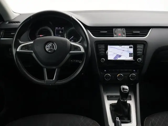 Skoda Octavia Combi 1.6 TDI EDITION BUSINESSLINE + PANO | TREKHAAK | CAMERA | STOELVERW. | NAVIGATIE...