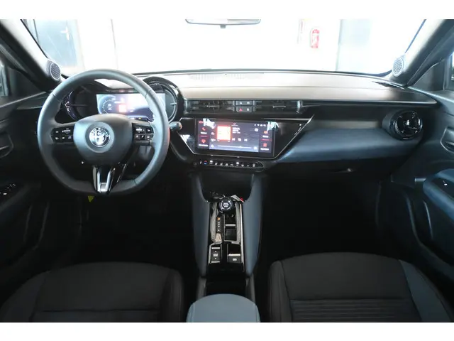 Alfa Romeo Junior Elettrica 54 kWh Fabrieksgarantie Clima Adaptief Carplay LED Virtual Cockpit Inrui...
